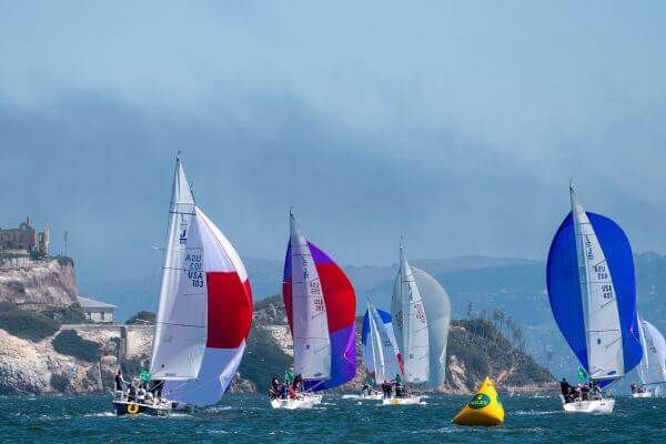 Barcos a vela em competição