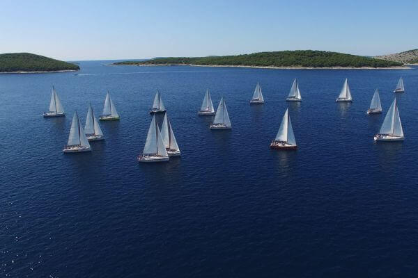 Barcos a vela no mar